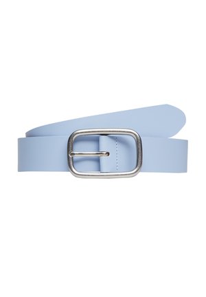 Ceinture en cuir bleu clair avec boucle rectangulaire en métal argenté, roulée avec l'extrémité glissée sous la boucle.