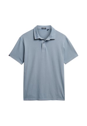 Lyseblå polo T-shirt med krave, korte ærmer og en enkelt knaplukning. Fremstillet af blødt bomuldsstof.