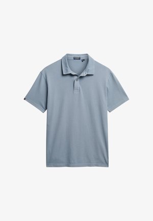 Jasnoniebieska koszulka polo z kołnierzykiem, krótkimi rękawami i pojedynczym rozporkiem na guziki. Wykonana z miękkiej bawełny.