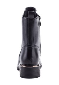 Bottine en cuir noir avec une texture lisse, fermeture éclair sur le côté, et un petit talon empilé avec un accent métallique à la base.