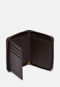 Brązowy skórzany portfel z zamkiem błyskawicznym dookoła, wyposażony w przegródki na karty i kieszeń, o gładkiej fakturze oraz złotych detalach.