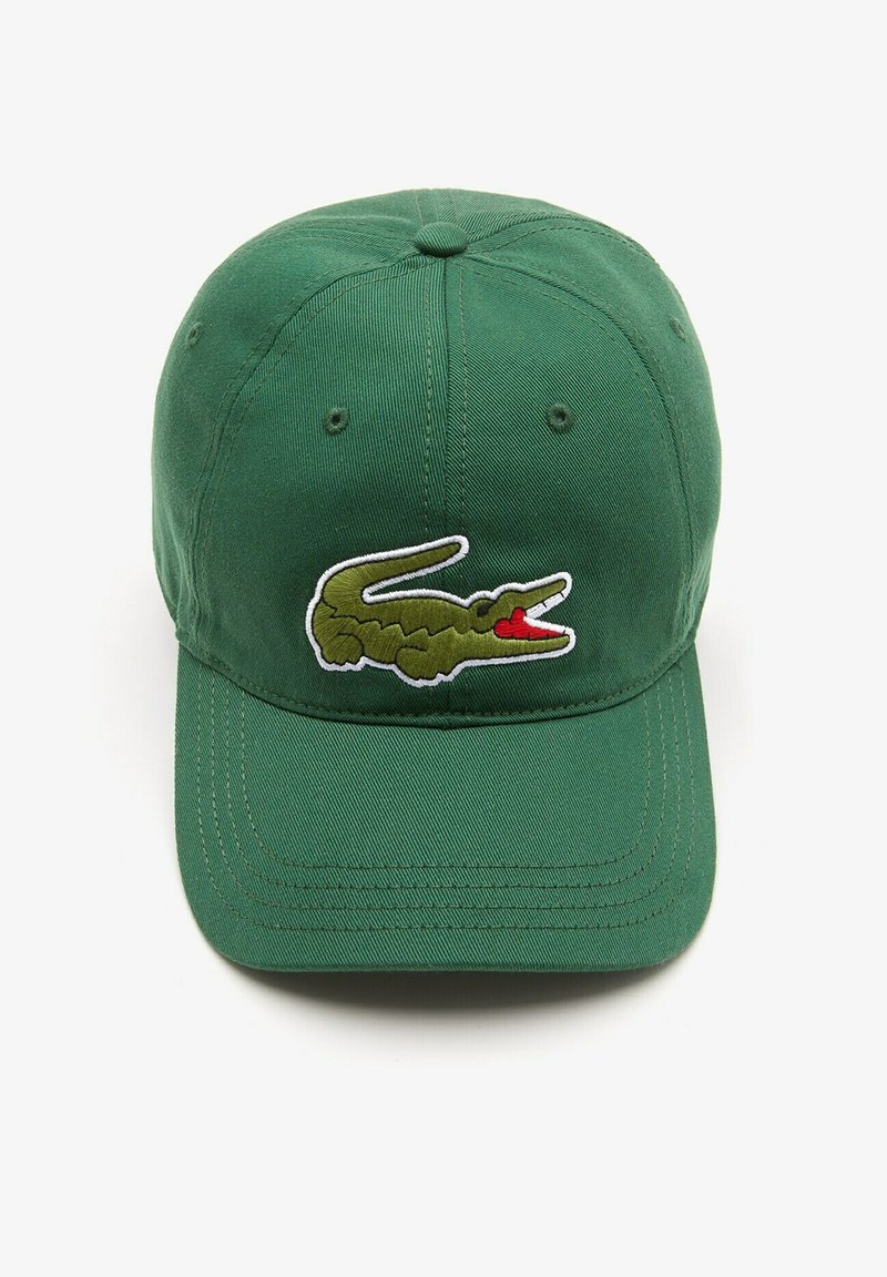 Cappellino da baseball verde con logo di coccodrillo ricamato in verde, presenta una bocca aperta con una lingua rossa sul pannello anteriore.