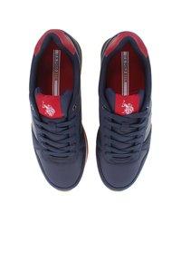 Scarpe da allenamento blu navy con tomaia in pelle liscia, dettagli rossi sulla linguetta e sul colletto, suola in gomma e chiusura con lacci.