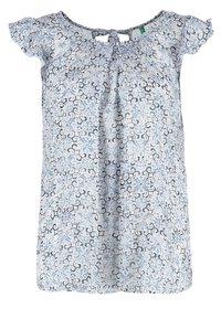 Světle modrá volná blůza s květinovým vzorem, krátkými rukávy a detaily ve tvaru klíčové dírky v oblasti krku. Vyrobena z měkké, texturované látky.