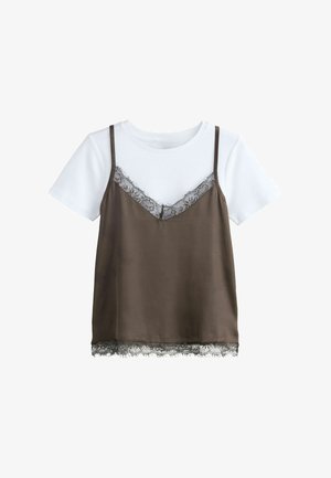 Weißes T-Shirt mit kurzen Ärmeln, darüber ein braunes Satincami mit schwarzer Spitzenverzierung am Ausschnitt und Saum.