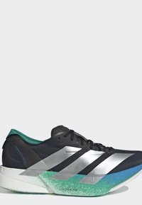 Musta ja hopea juoksukenkä vihreillä ja sinisillä pohjan yksityiskohdilla, jossa on kolme hopeista viivaa ja "Adizero Adios Pro 4"-teksti kantapäässä.