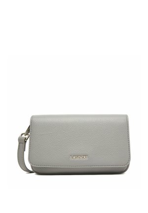 Szary, teksturowany portfel ze skóry z paskiem na nadgarstek i złotym logo LASOCKI na przedniej klapie na białym tle.