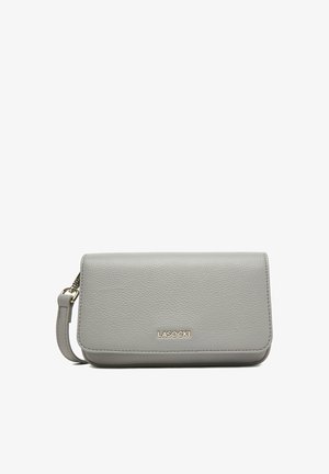 Szary, teksturowany portfel ze skóry z paskiem na nadgarstek i złotym logo LASOCKI na przedniej klapie na białym tle.