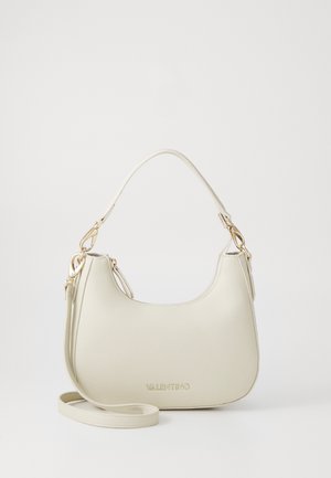 Kremowa torba hobo ze skóry o zaokrąglonym kształcie, z złotymi elementami i regulowanym paskiem. Z przodu znajduje się wytłoczony logo.