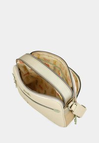 Bolso cruzado de piel beige con acentos texturizados, dos compartimentos con cremallera y un forro interior estampado. Incluye correa ajustable.