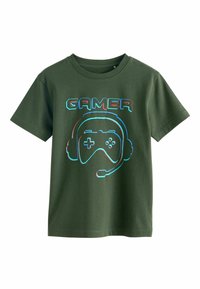 Groene katoen t-shirt met een gamer graphic in omlijnd rood en blauw, met daarop een hoofdtelefoon en een gamecontroller. Standaard ronde hals.