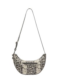 Torba hobo w czarno-białym wzorze węża. Gładka tekstura, smukły regulowany pasek oraz przednia kieszonka na zamek błyskawiczny z srebrnymi akcentami.