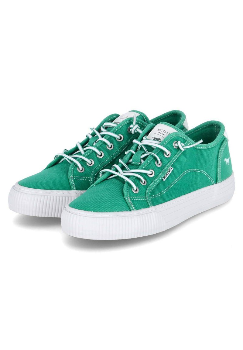 Sneakers in tela verde con suole in gomma bianche, dotate di punte arrotondate, occhielli in metallo e lacci bianchi. Design semplice con dettaglio di cucitura laterale.