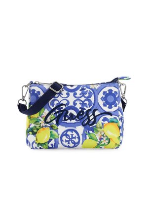 Mała prostokątna torebka na ramię z wzorem z niebieskich i białych kafli, żółtymi cytrynami, zielonymi liśćmi oraz logo "Guess" w czarnym stylizowanym piśmie.