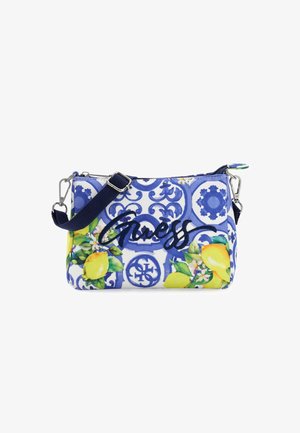 Mała prostokątna torebka na ramię z wzorem z niebieskich i białych kafli, żółtymi cytrynami, zielonymi liśćmi oraz logo "Guess" w czarnym stylizowanym piśmie.