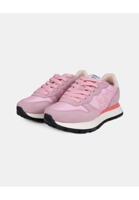 Sneakers atletici rosa con una combinazione di tessuto liscio e camoscio, dotati di una suola in gomma nera, un tallone bianco a contrasto e chiusura con lacci.