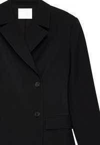 Zwarte op maat gemaakte blazer met een gelapt kraag, twee knopen en één voorzak, gemaakt van een gladde, gestructureerde stof.