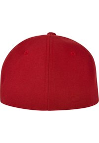 Piros baseball sapka, strukturált dizájn, sima anyag, kerek koronával és varrási részletekkel. Nincsenek látható logók vagy díszítések.