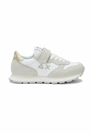 Sneakers bianchi e beige con una combinazione di camoscio e pelle, dotati di una chiusura in Velcro, lacci e dettagli metallici dorati sul tallone.