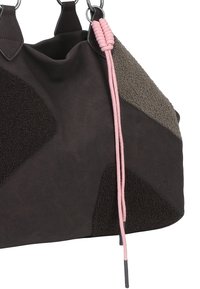 Bolso de cuero marrón con parches texturizados en marrón oscuro y gris. Presenta un acento de cordón rosa con dos anillos de metal y un detalle sutil del logo.
