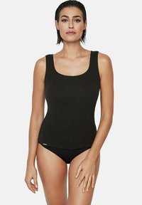 Zwarte tanktop met een vierkante halslijn, aangesloten snit en zonder mouwen ontwerp. Gemaakt van een gladde stof, gecombineerd met zwarte bikini onderstukken.