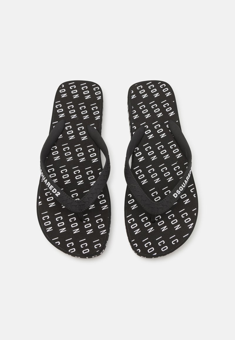 Mustad mustad, millel on tekstureeritud kummist rihmad ja must disainiga jalapadi, millel on valgetes tähtedes sõna "IKON" korduvates mustrites.