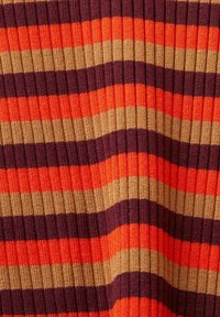 Gros plan sur un tissu en maille côtelée avec des rayures horizontales en bordeaux, orange et beige formant un motif en chevron.