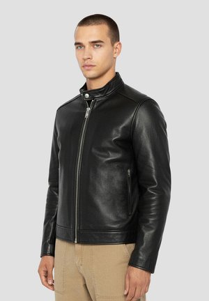 Schwarze Lederjacke mit hohem Kragen, Frontreißverschluss und seitlichen Reißverschlusstaschen. Glatte Textur und tailliertes Design.