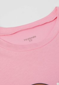 Růžové bavlněné tričko s kulatým výstřihem, s ribbed texturou a potištěným designem na přední straně. Značková etiketa: Tezenis, dětská velikost 8-9.