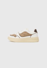 Sneaker mit einem beigen gemusterten Canvas und weißen Lederakzenten, ausgestattet mit einer beigen, dickeren Sohle und braunen Fersendetails. Mit Klettverschluss ausgestattet.