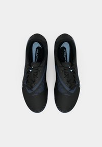 Par af sorte Nike Phantom fodboldstøvler med lyseblå swoosh og struktureret overflade, set ovenfra på en hvid baggrund.