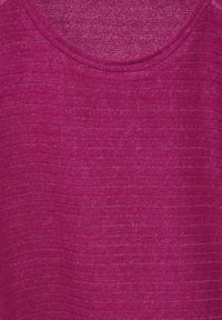Tessuto fucsia testurizzato con un motivo a righe, caratterizzato da un collo arrotondato. Il materiale appare morbido ed elastico.
