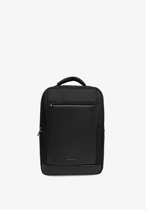 Schwarzer rechteckiger Rucksack mit einer vorderen Reißverschlusstasche, einem oberen Griff und dem "GINO ROSSI"-Logo, das mittig auf der vorderen Tasche angebracht ist.