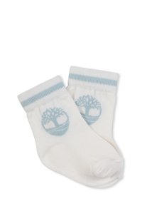 Calzini bianchi di cotone con strisce azzurro chiaro nella parte superiore e un motivo di logo ad albero sul lato. Texture a coste al polsino.