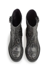 Botas negras hasta el tobillo con una superficie texturada, que imita la piel de serpiente, con punta redonda y un detalle de hebilla en el lateral. Forro interior suave.