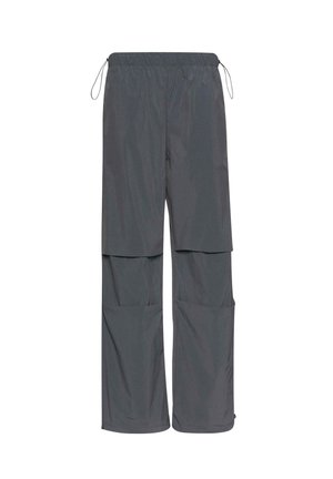 Pantalones grises, ligeros y a prueba de agua con cintura elástica y cordón ajustable. Cuenta con dos grandes bolsillos con solapa. Diseño de corte holgado.