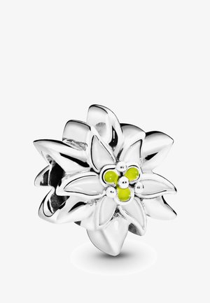 Blumenanhänger aus Sterlingsilber mit verlängerten Blütenblättern, kleinen gelben Emaille-Akzenten und einem zentralen Cluster aus Silberperlen.