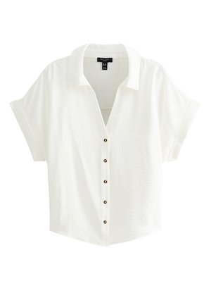 Camicia bianca a maniche corte con bottoni, colletto e maniche risvoltate, con cinque bottoni scuri sulla parte anteriore.