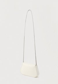 Λευκή τσάντα χειρός με κυρτό σχήμα, κατασκευασμένη από λεία υλικά, με ασημένια αλυσίδα ράντας και μινιμαλιστικό σχέδιο.