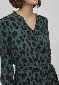 Robe Chemise Graphique VILA Noir/bleu/gris - Taille L - Occasion Très Bon état - Sans Manches