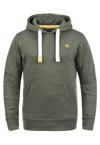 Felpa verde oliva in misto cotone, con tasca a marsupio, cordini bianchi e un piccolo logo giallo sul petto.