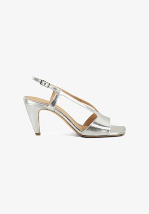 Sandale à talon haut slingback en cuir argenté avec une bride à boucle et un design d'orteil carré.