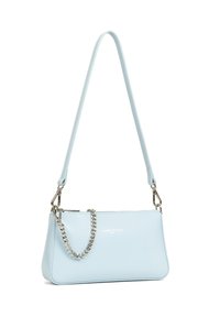 Borsa in pelle azzurro chiaro con una forma strutturata, caratterizzata da un accento in catena argentata, tracolla regolabile e nome del marchio impresso sul fronte.