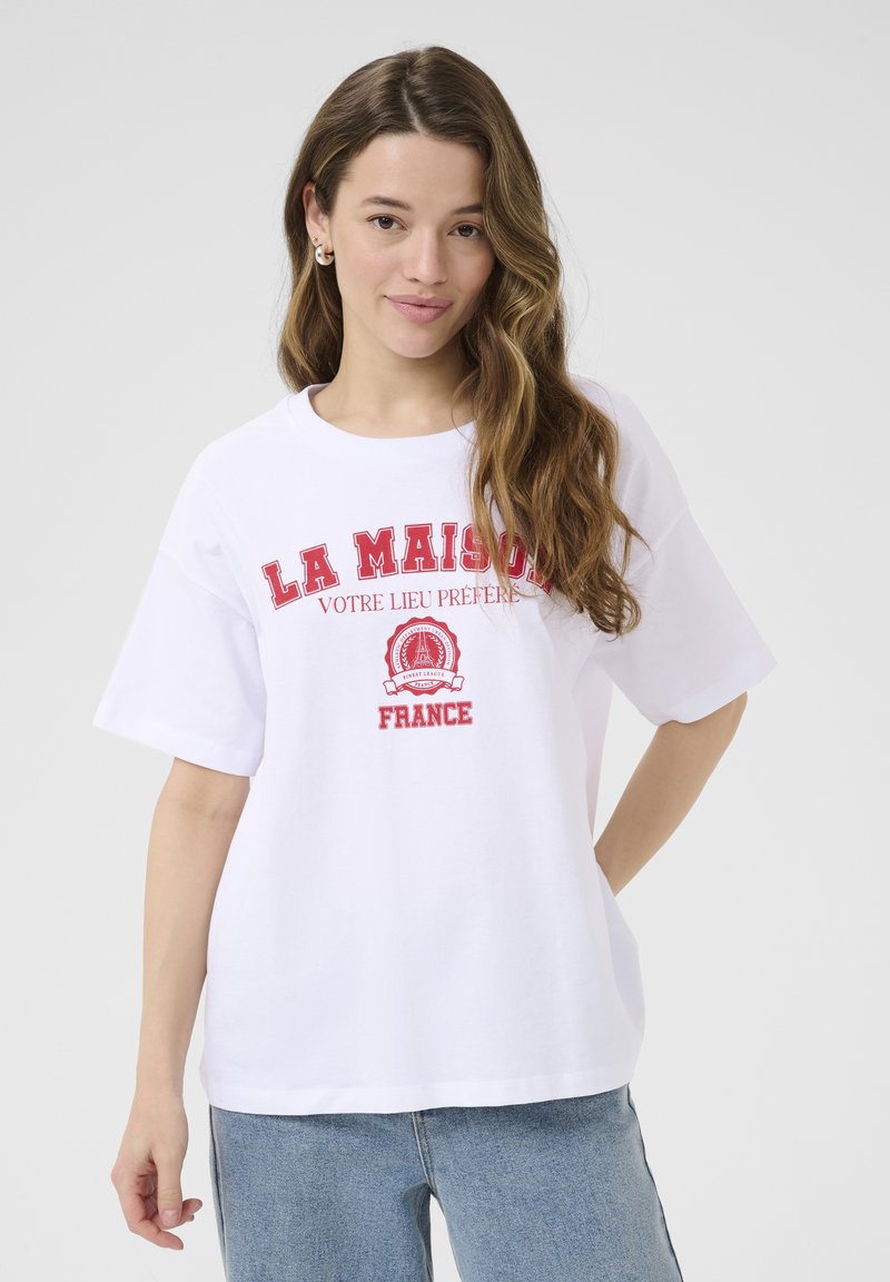 Weißes Baumwoll-T-Shirt mit rotem Drucktext "LA MAISON" und grafischem Design. Lockere Passform, kurze Ärmel, vor einem neutralen Hintergrund präsentiert.