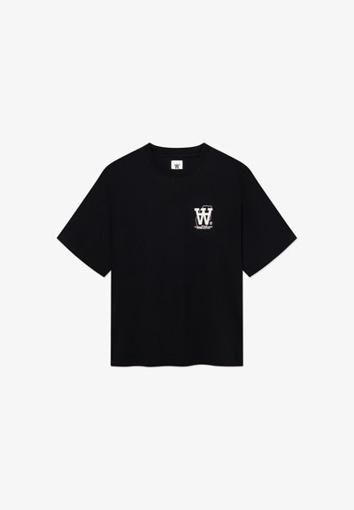T-shirt noir à manches courtes avec un petit logo "W" blanc et rose superposé sur la poitrine gauche et un col rond.