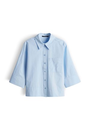 Hellblaues Hemd mit Knöpfen, weiten Dreiviertelärmeln und einer Brusttasche, vor weißem Hintergrund dargestellt.