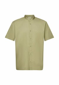 Chemise vert olive clair à manches courtes avec col mandarin et fermeture boutonnée devant.