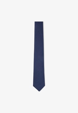 Cravatta da uomo blu navy con una texture liscia e punta appuntita, esposta su uno sfondo bianco.