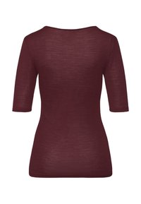 Bordowy prążkowany top o dopasowanym kroju, z rękawami 3/4, szerokim dekoltem i teksturowanym materiałem. Tylny widok ukazuje bezszwowy design.