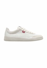 Sneaker bianchi leggere realizzate in tessuto testurizzato con suola in gomma, dotate di un logo rosso sul lato e design con lacci.